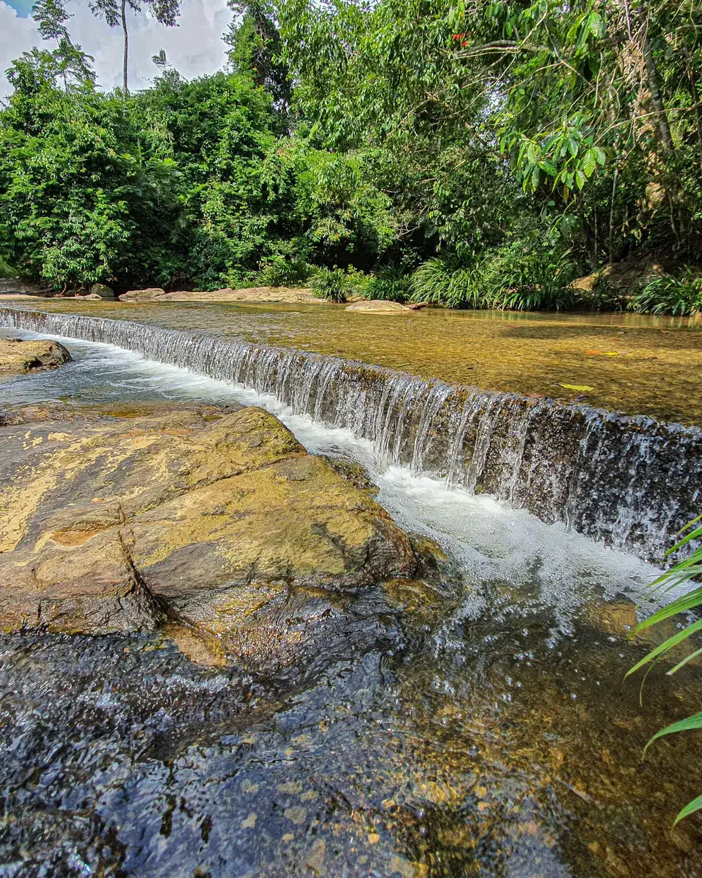 Cascada del río entre piedras