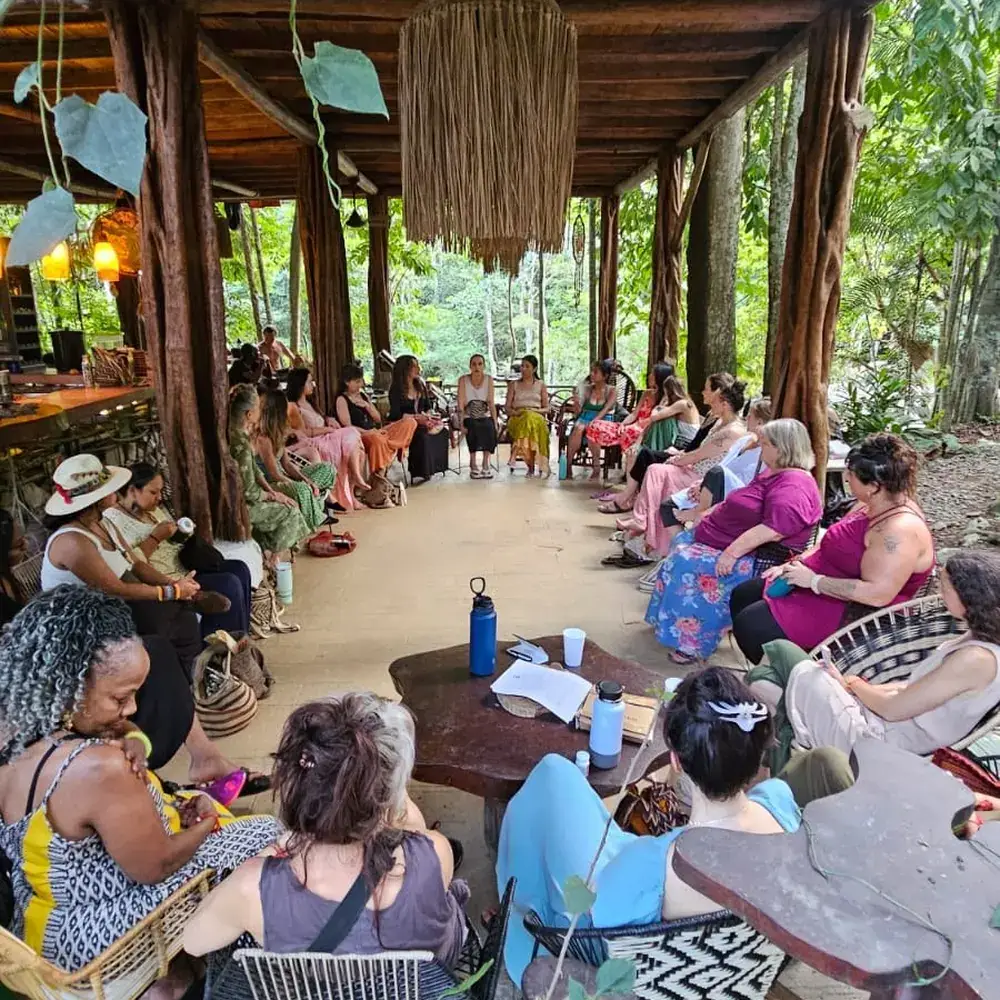 Grupo reunido en círculo bajo techo