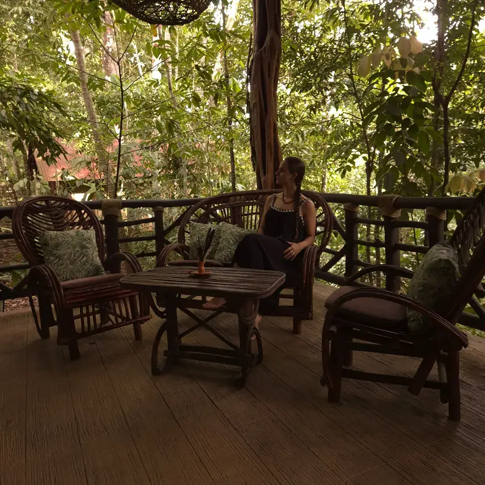 Terraza de madera abierta al bosque