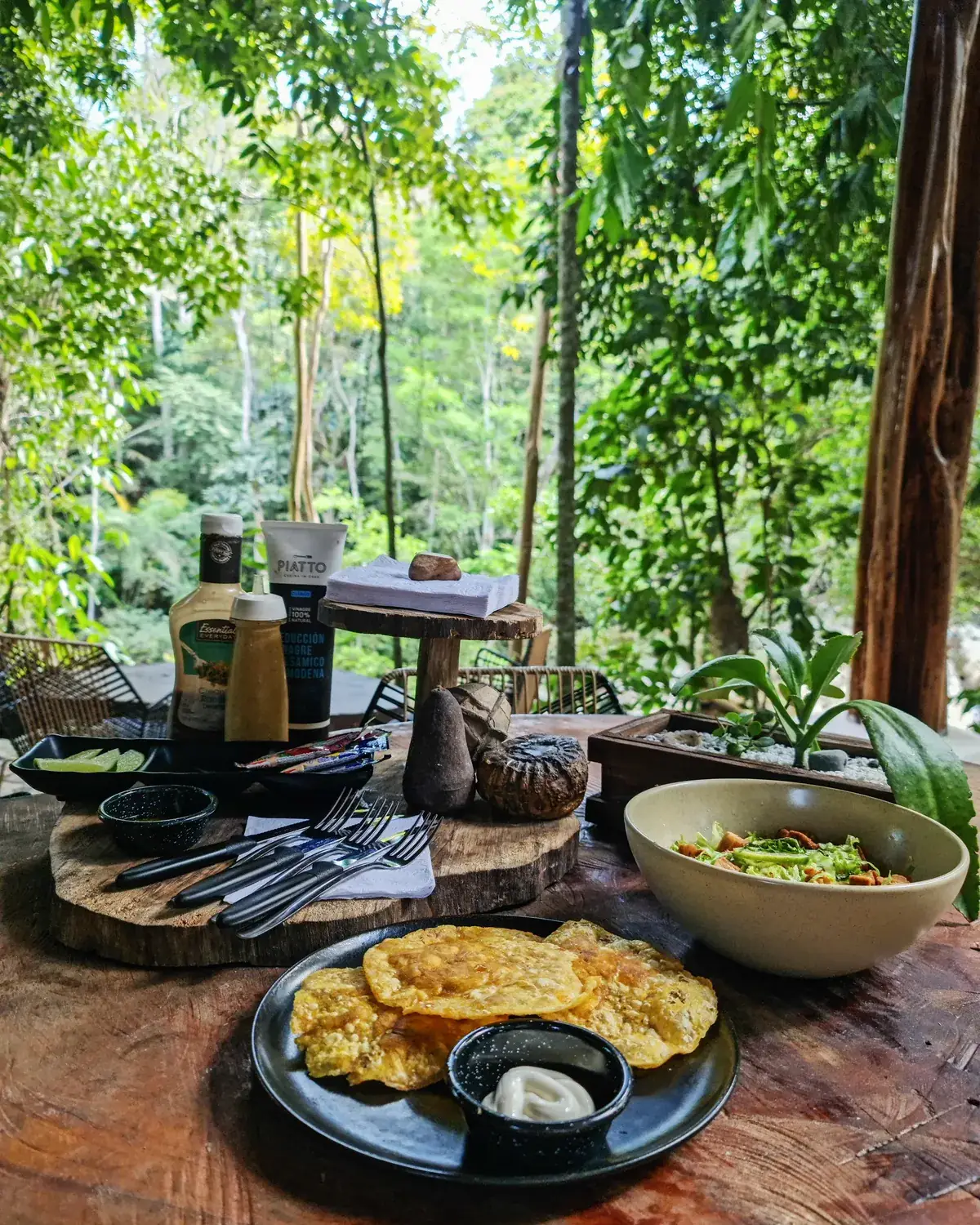 Mesa servida en el restaurante de EntreAguas, entre el bosque